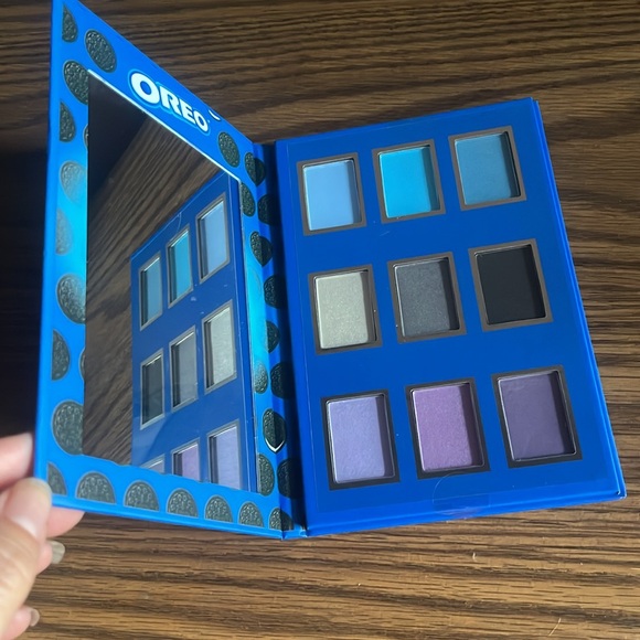 Oreo eye shadow pallet and bag - Picture 5 of 7